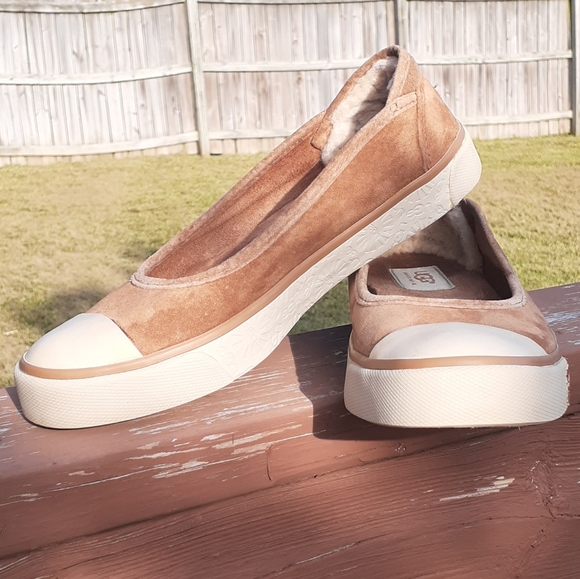 UGG suade slip ons sz 6 1/2 women - Picture 2 of 12